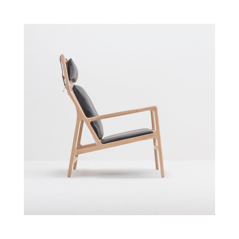 E-shop Kreslo s konštrukciou z masívneho dubového dreva a čiernym koženým sedadlom Gazzda Dedo